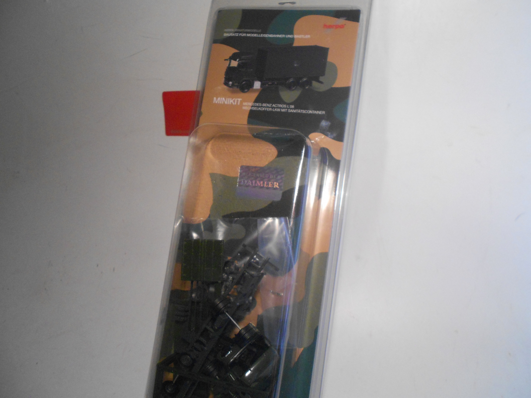 013383 MiniKit   Mercedes-Benz Actros L Wechselkoffer mit Container, bronzegrün "
