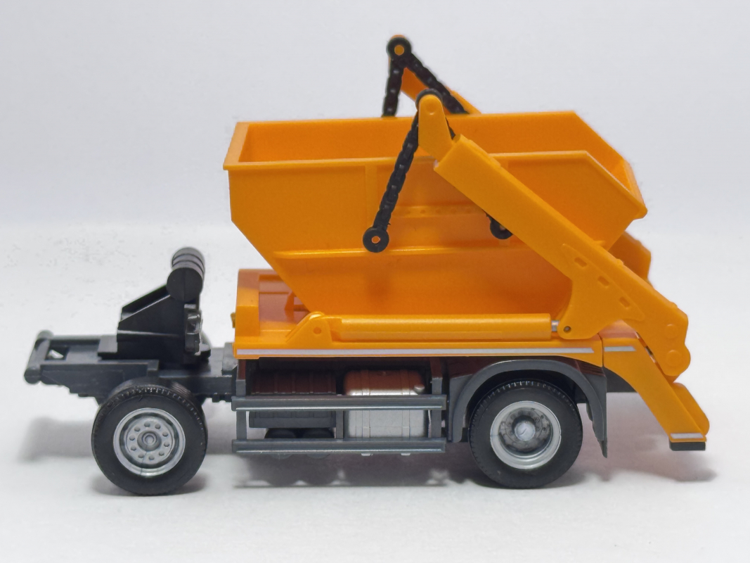 Absetzkipper Fahrgestell MAN 2a mit Mulde, kommunalorange Herpa