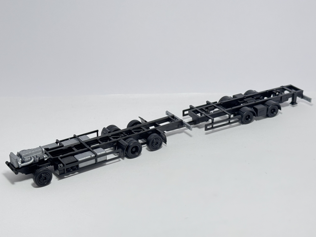 Mercedes-Benz Jumbo Fahrgestell + Anhänger, schwarz Herpa