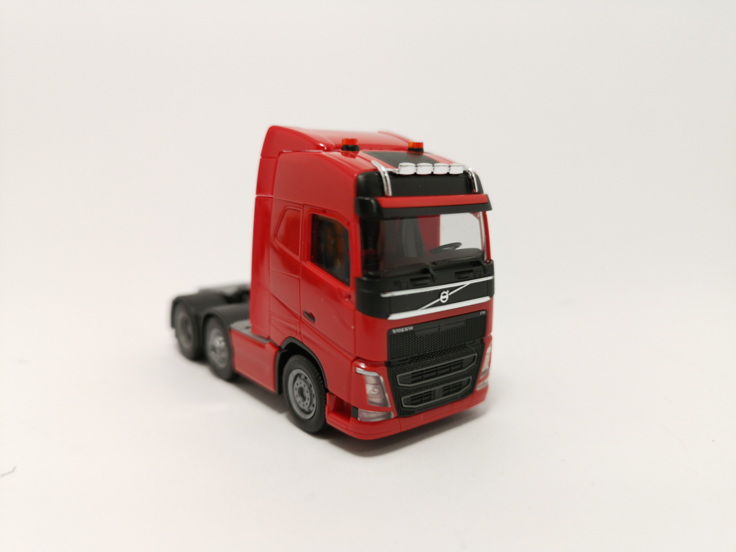 305792  Volvo FH GL 6x2 Zugmaschine mit Lampenbügel und zwei Rundumleuchten, rot