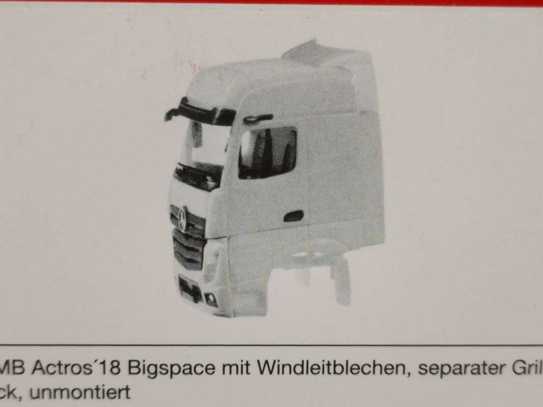 084987  Fahrerhaus Mercedes-Benz Actros Bigspace 2018 mit Windleitblech Inhalt: 2 Stück Herpa