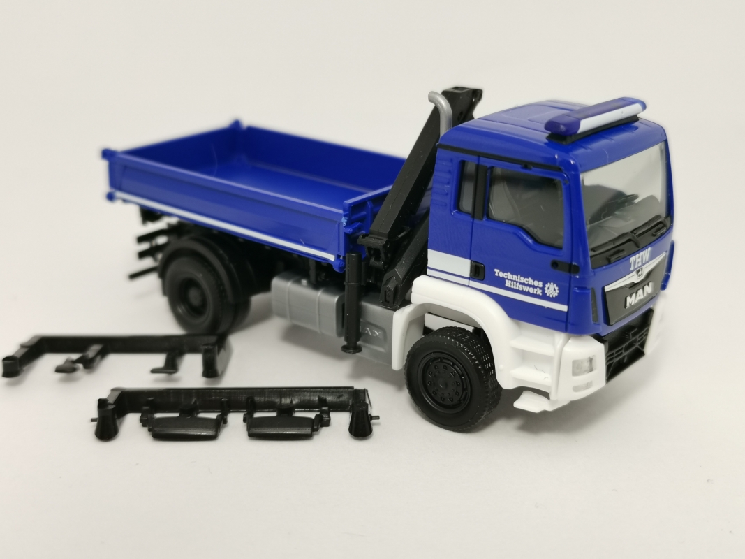 1//87 Herpa MAN TGS M Dreiseitenkipper mit Kran THW 310307