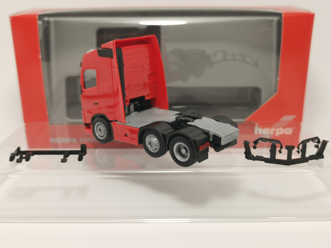 305792  Volvo FH GL 6x2 Zugmaschine mit Lampenbügel und zwei Rundumleuchten, rot