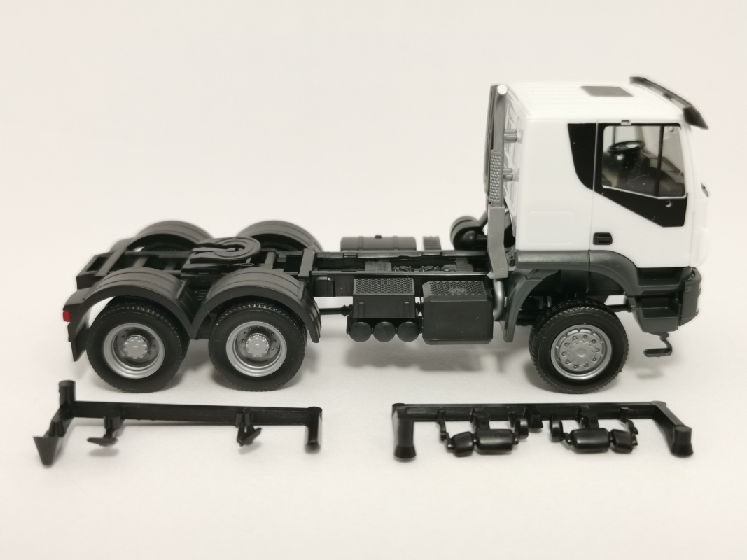 310529  Iveco Trakker Zugmaschine 6×6, weiß Herpa