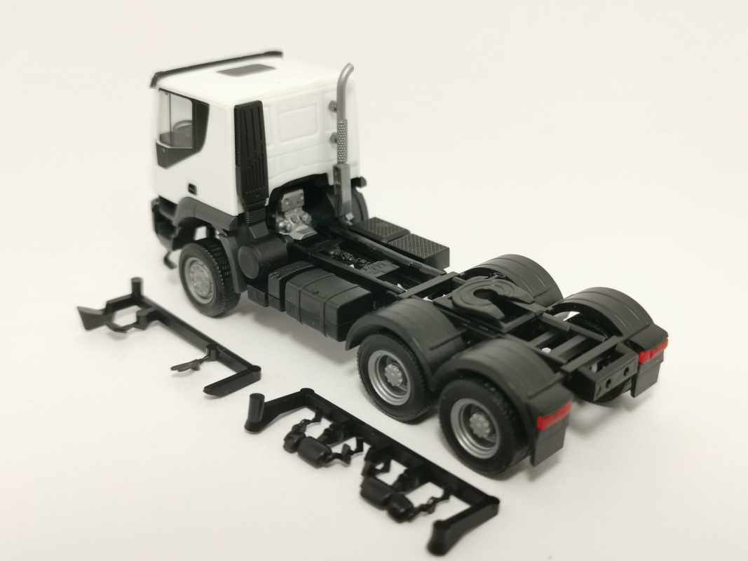 310529  Iveco Trakker Zugmaschine 6×6, weiß Herpa