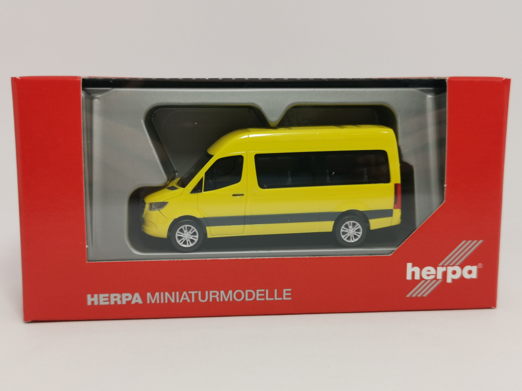 093804 Mercedes-Benz Sprinter `18 Bus HD, verkehrsgelb 002 Herpa