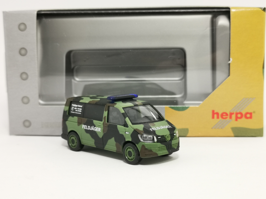 700719  VW T6 Bus Flecktarn „Bundeswehr / Feldjäger“ Herpa