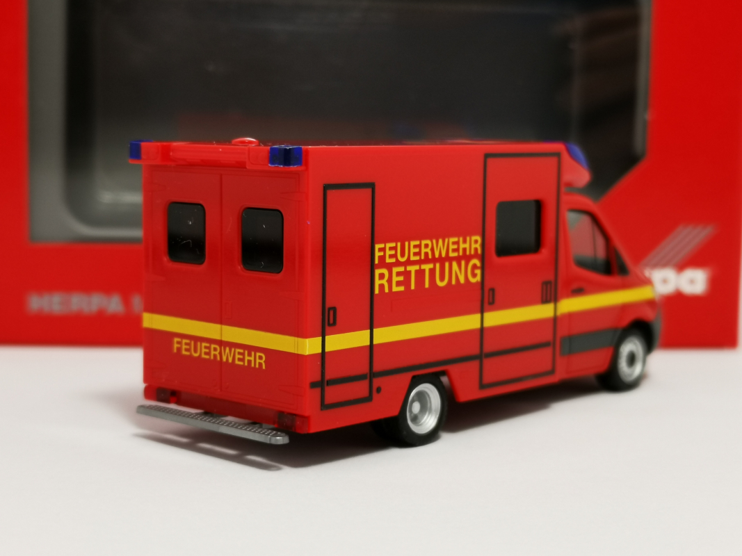 095037 Mercedes-Benz Sprinter Fahrtec RTW "Feuerwehr" Herpa