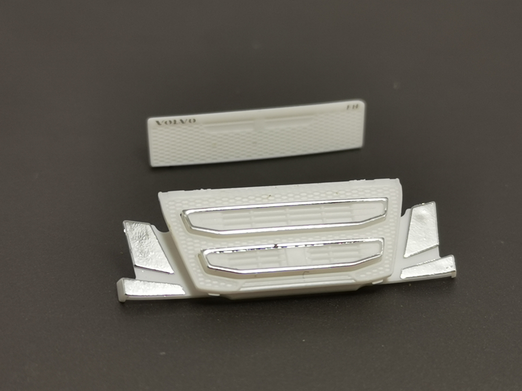 Preview: Grill mit Reflektor Leiste für Volvo FH´13 3-teilig weiß Herpa C294