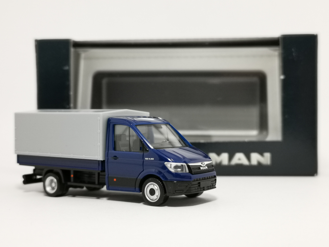 932325 Man TGE Einfachkabine, blau Herpa