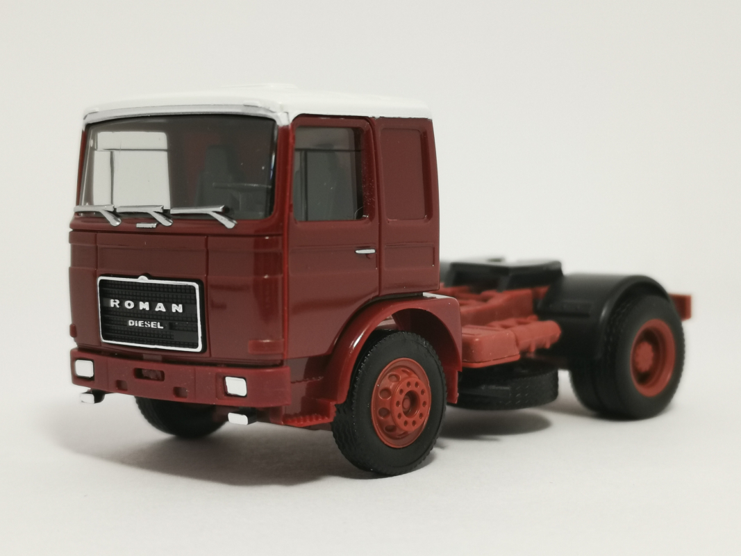 310550 Roman Diesel 4×2 Zugmaschine, braunrot / Dach weiß Herpa