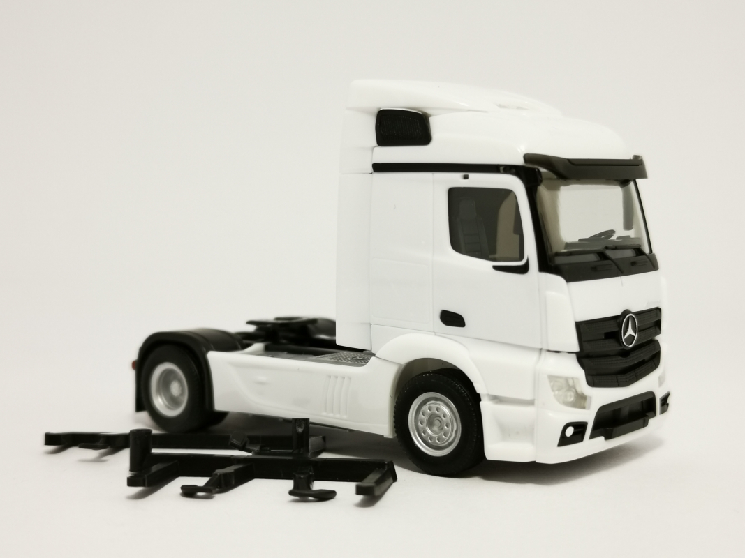 309882  Mercedes-Benz Actros Streamspace 2.3 Zugmaschine 2-achs, weiß Herpa