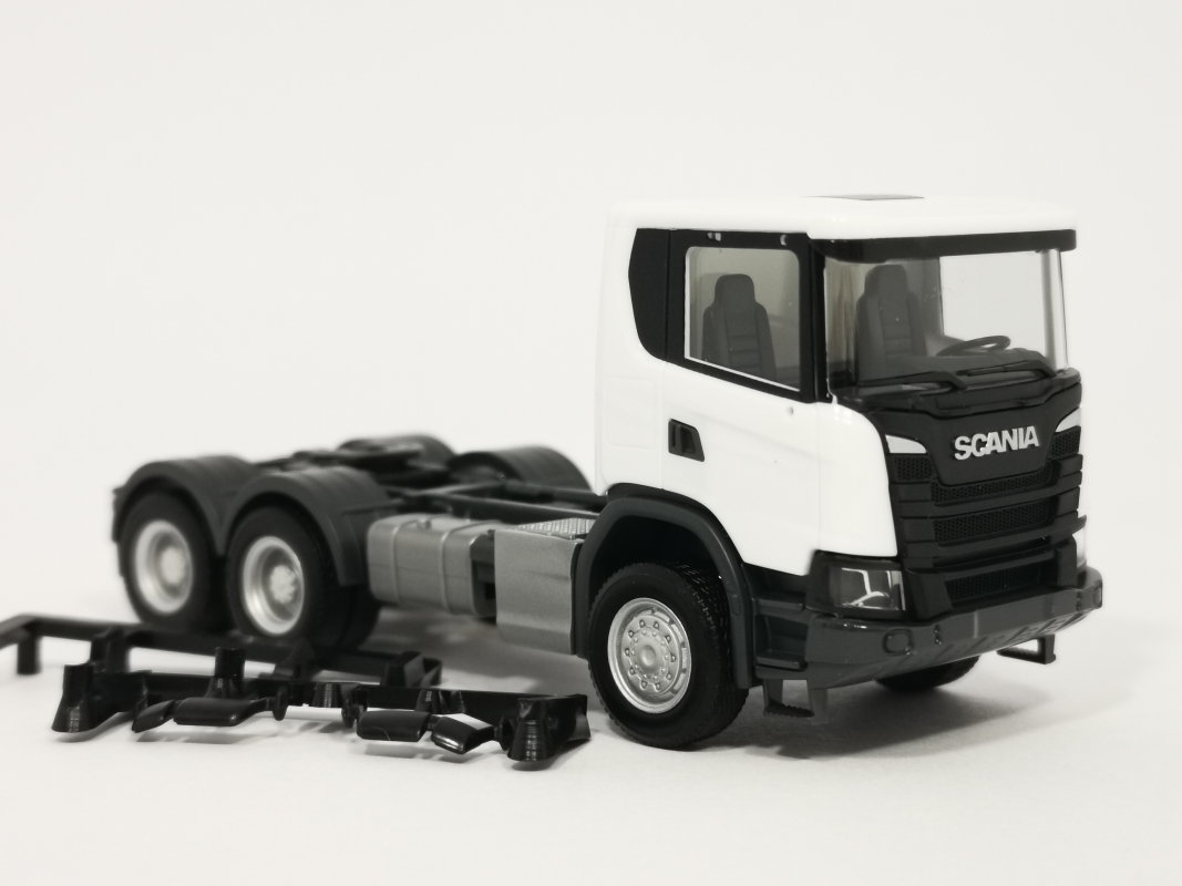 309745  Scania CG 17 6x6 Zugmaschine, weiß Herpa