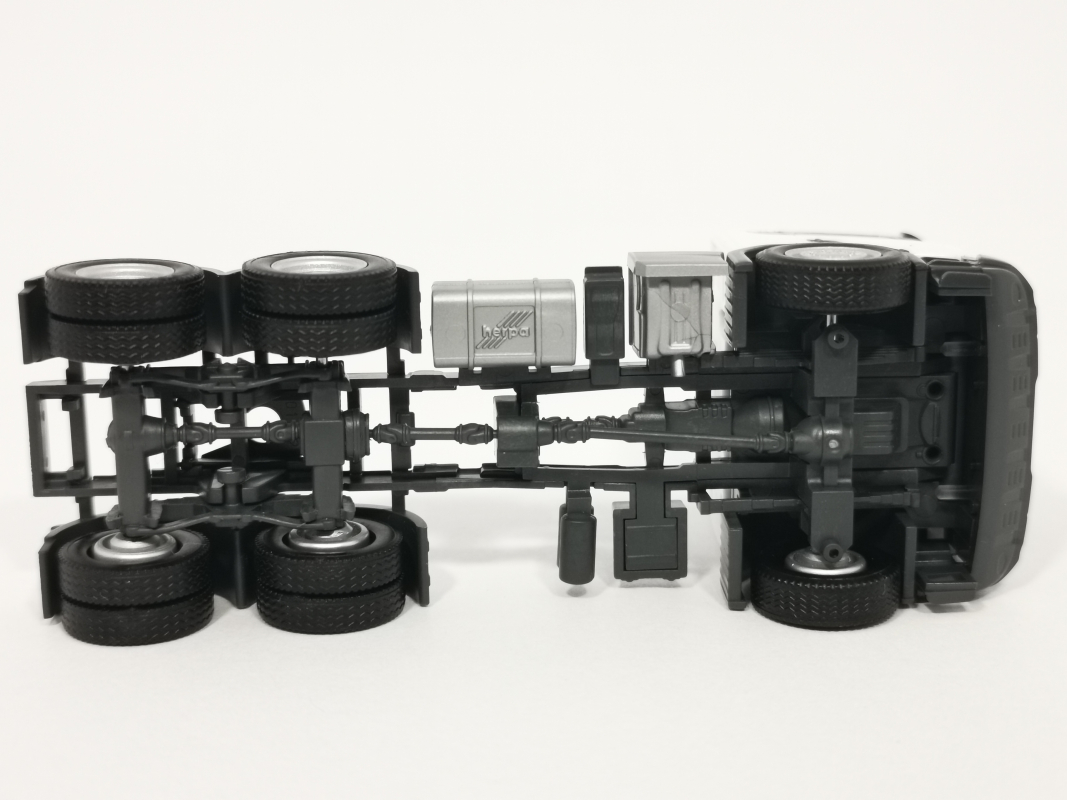 Preview: 309745  Scania CG 17 6x6 Zugmaschine, weiß Herpa