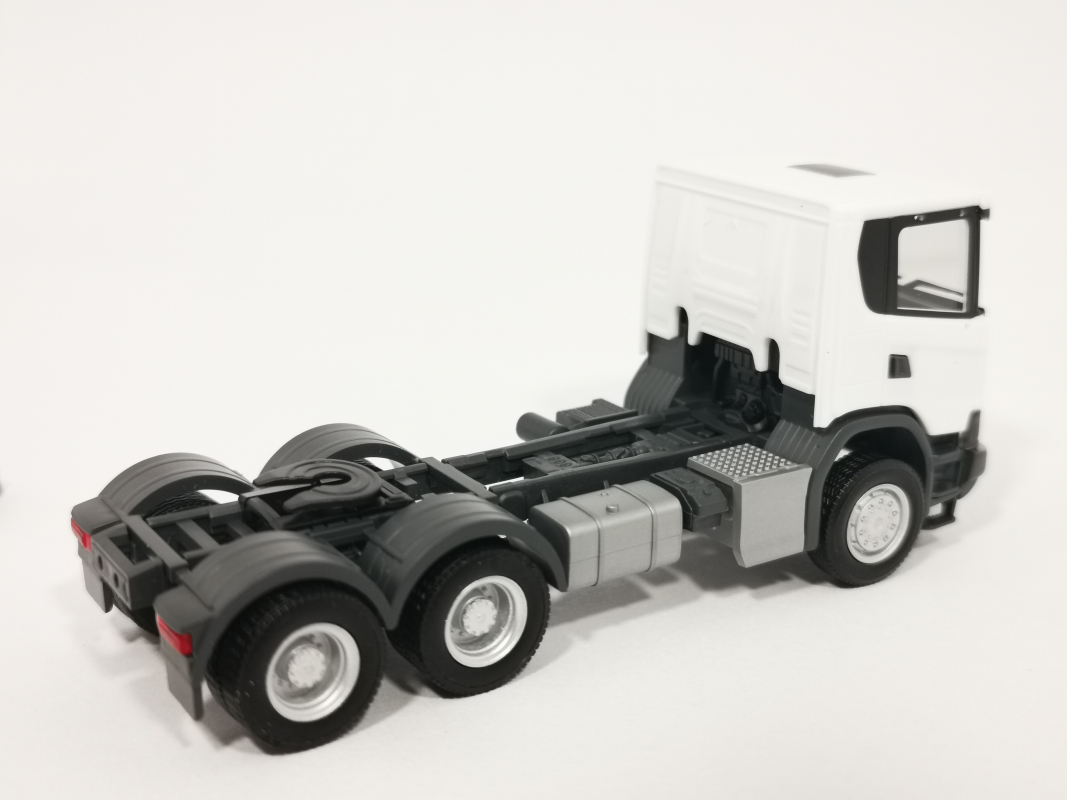 309745  Scania CG 17 6x6 Zugmaschine, weiß Herpa