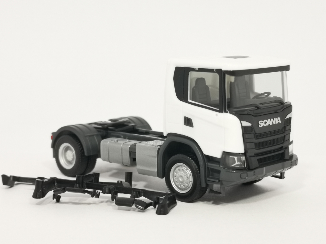 streckermax - Stoßstange für Scania ohne Nebelscheinwerfer, rot Herpa