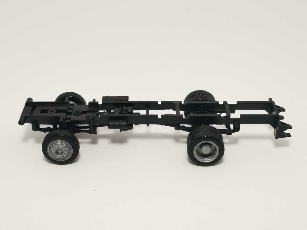 Fahrgestell LF 20/16 schwarz unmontiert Herpa
