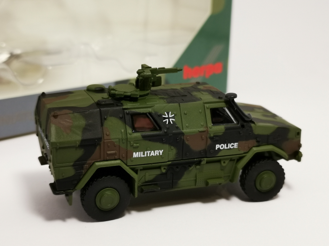 746700 ATF Dingo 2 „Bundeswehr Feldjäger“ (Flecktarn) Herpa