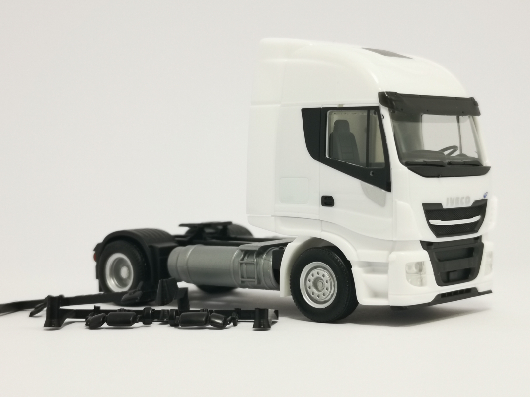312226 Iveco Stralis NP 460 Zugmaschine, weiß Herpa