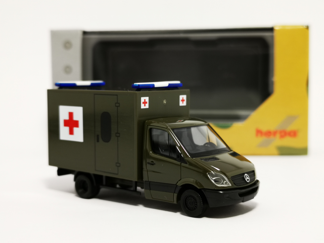 700740 Mercedes-Benz Sprinter 06 Koffer "Schweizer Militär Rotes Kreuz" Herpa