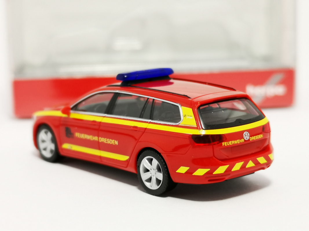 Preview: 095426 VW Passat Variant "Feuerwehr Dresden" Herpa