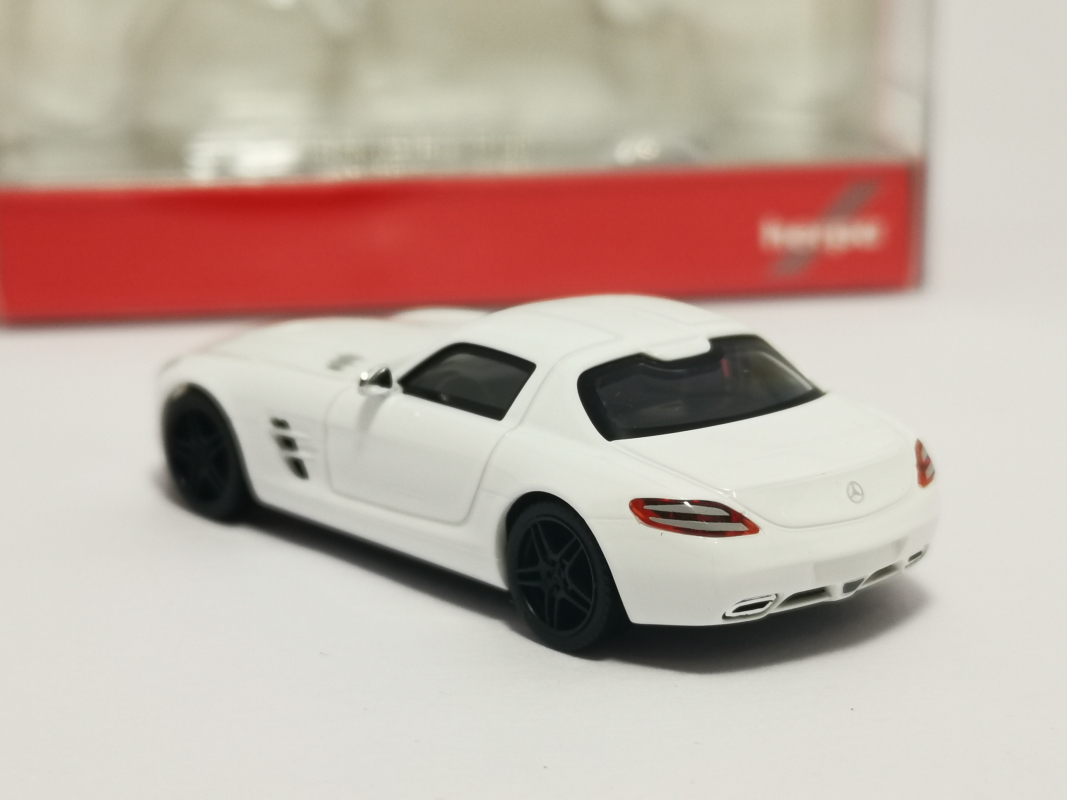 420501 Mercedes-Benz SLS AMG, weiß mit schwarzen Felgen	 Herpa