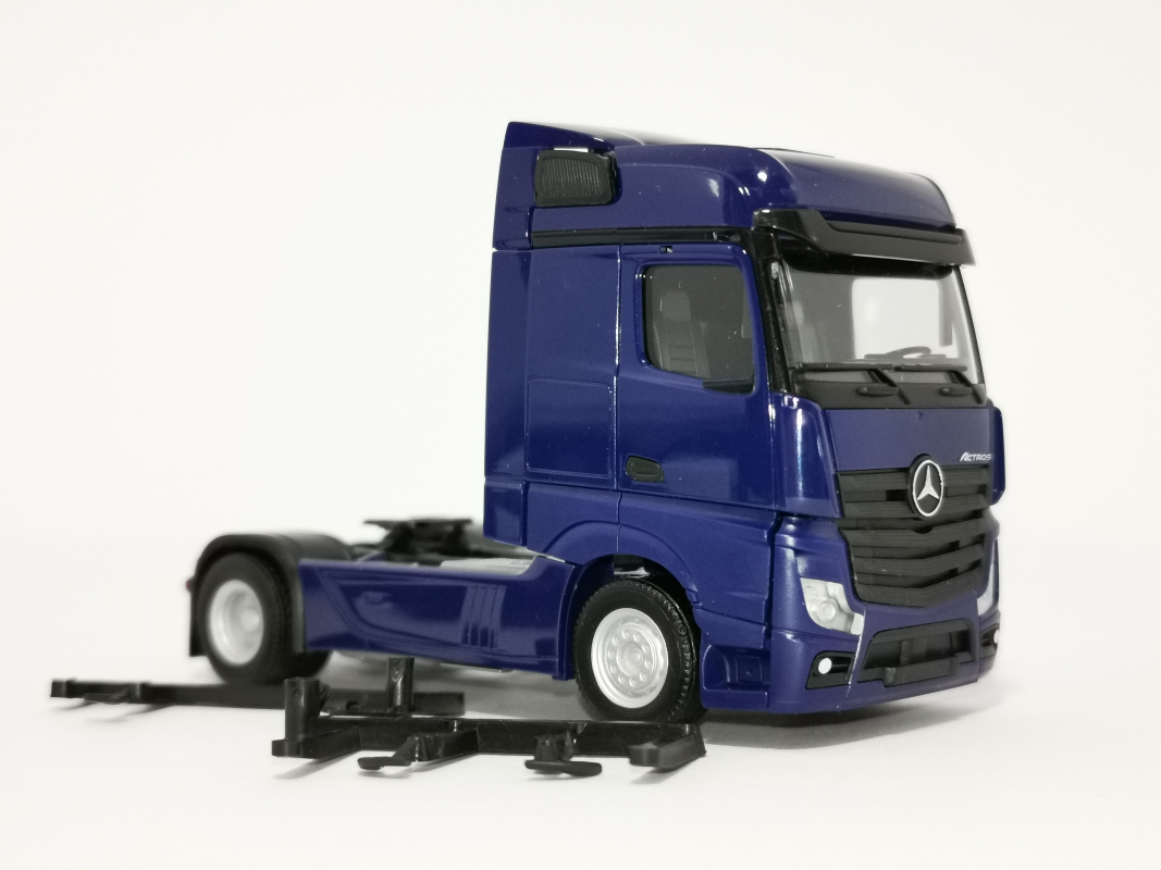 309189 Mb Actros Bigspace Zugmaschine, kobaltblau 002 Herpa/Restbestand