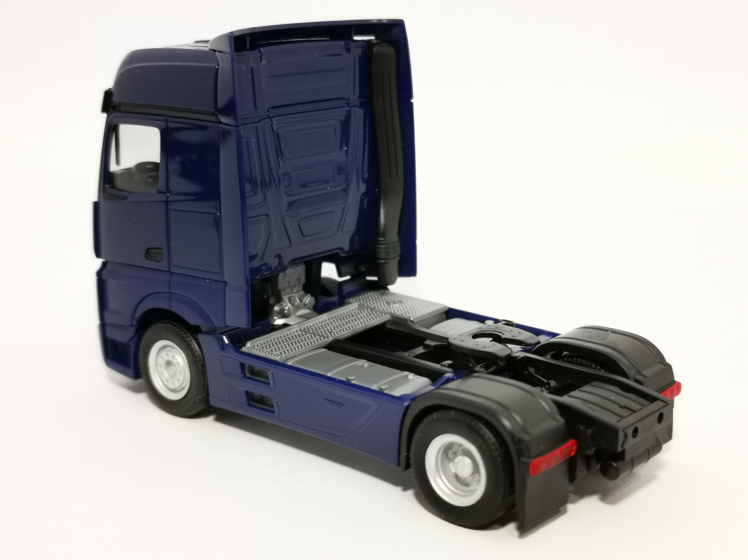 309189-002 Mercedes-Benz Actros Bigspace Zugmaschine, kobaltblau 002 Herpa