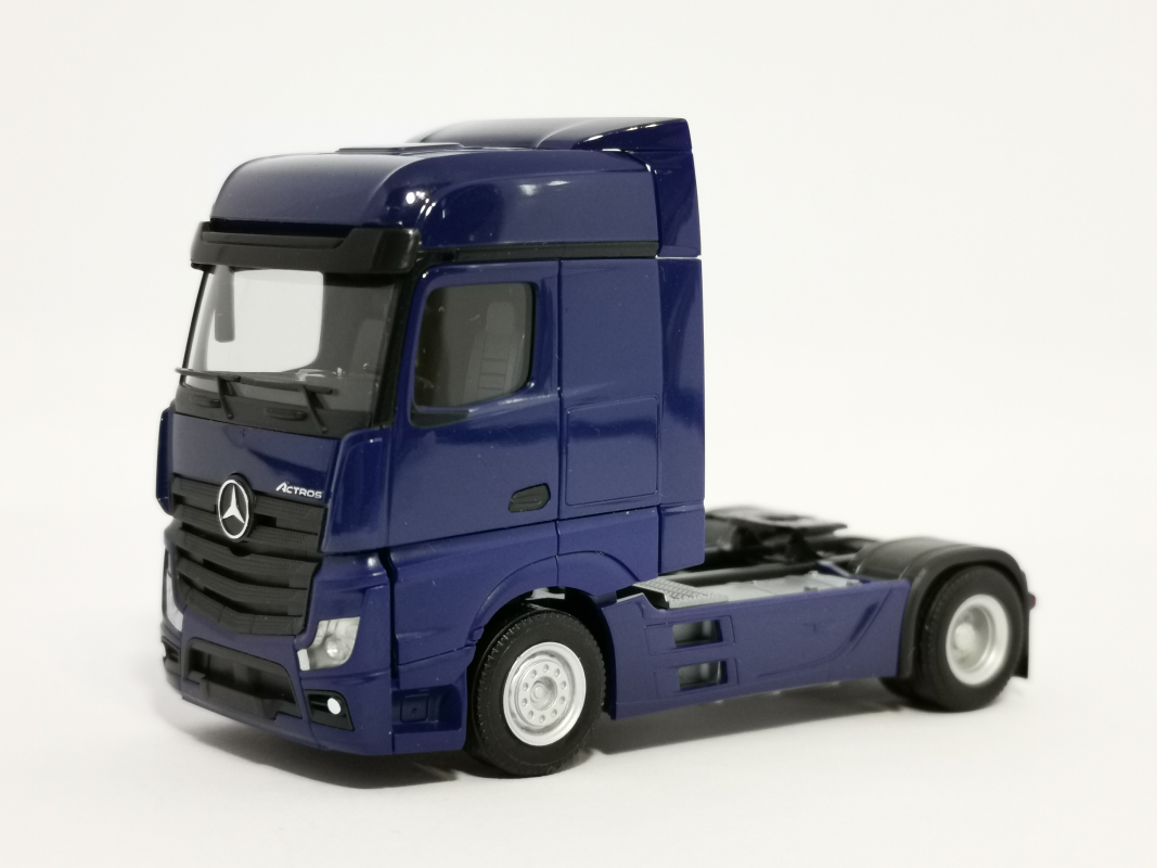 309189-002 Mercedes-Benz Actros Bigspace Zugmaschine, kobaltblau 002 Herpa