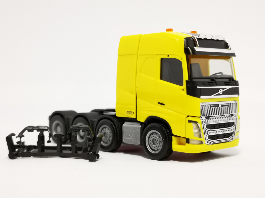 304788-004  Volvo FH 16 Gl. Schwerlast-Zugmaschine, verkehrsgelb Herpa