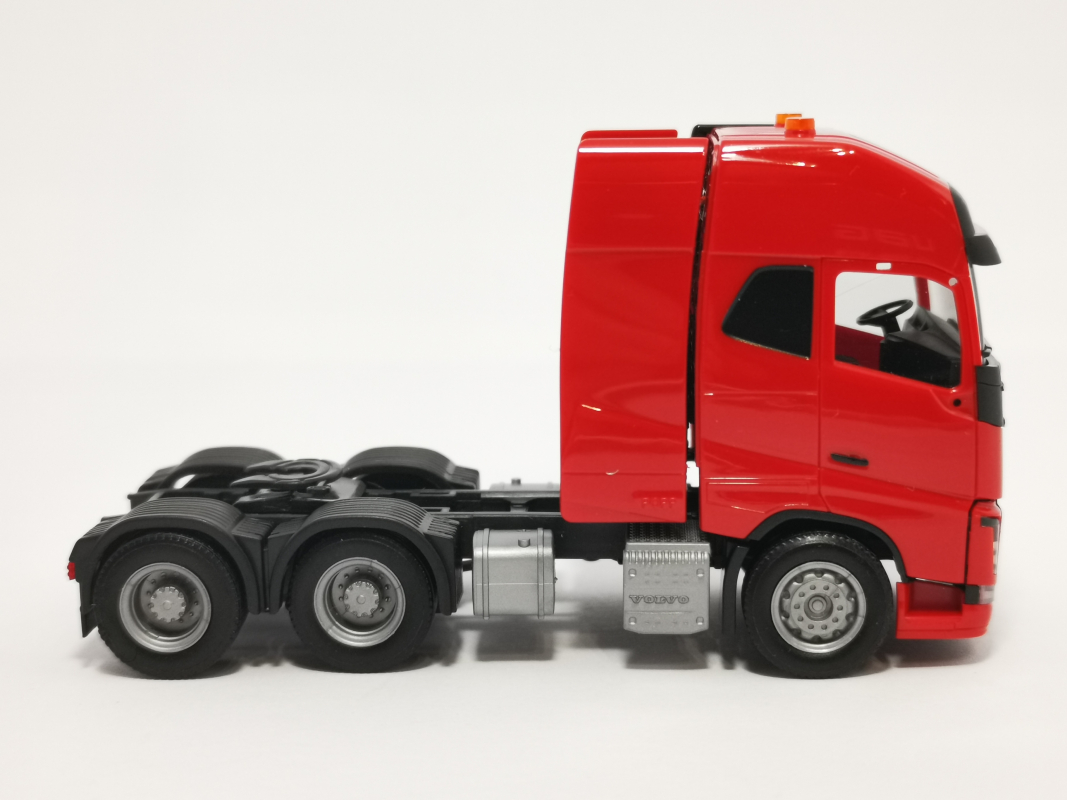 312387 Volvo FH Gl. XL 6×4 Zugmaschine mit Schwerlastturm, rot	 Herpa