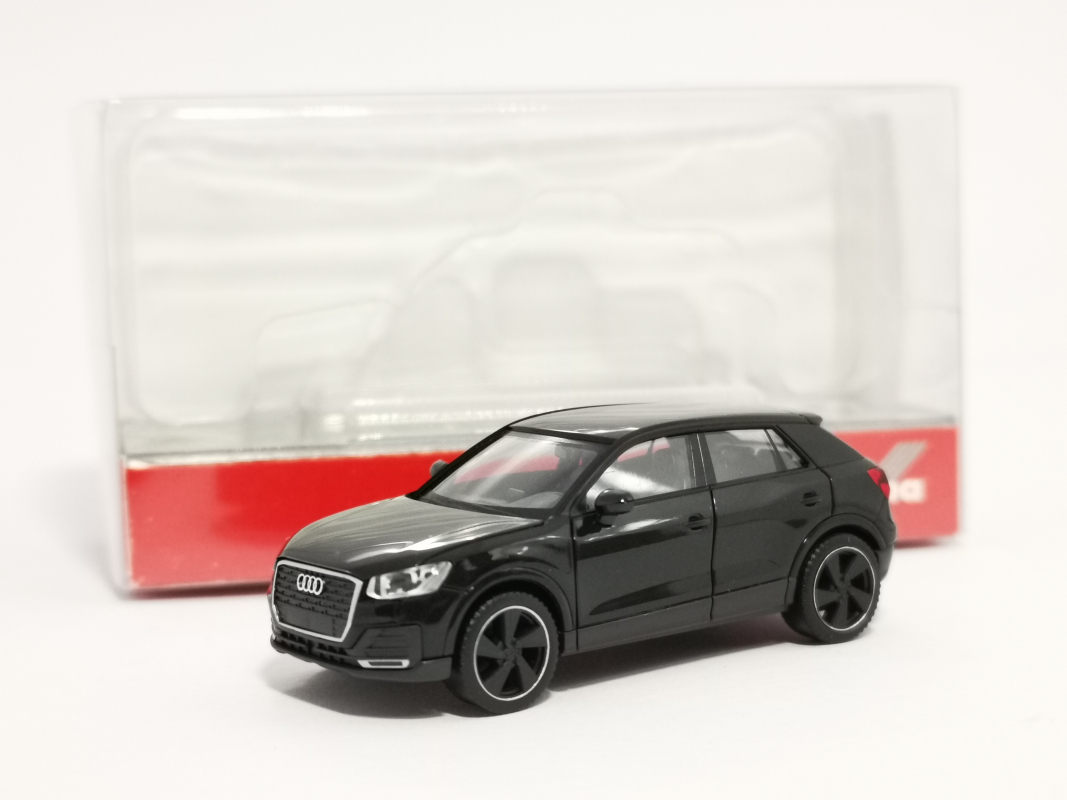 420877 Audi Q2 Black Edition, brillantschwarz Herpa