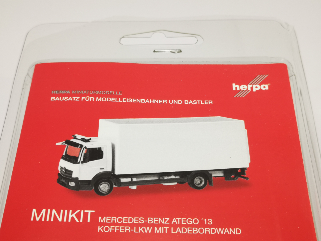 013239 Herpa MiniKit: Mercedes-Benz Atego Koffer-LKW mit Ladebordwand, silber Herpa
