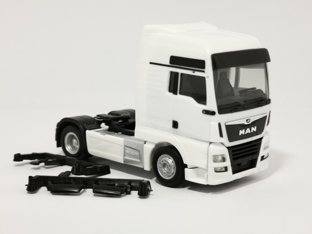MAN TGX XXL Euro 6c Zugmaschine, weiß Herpa