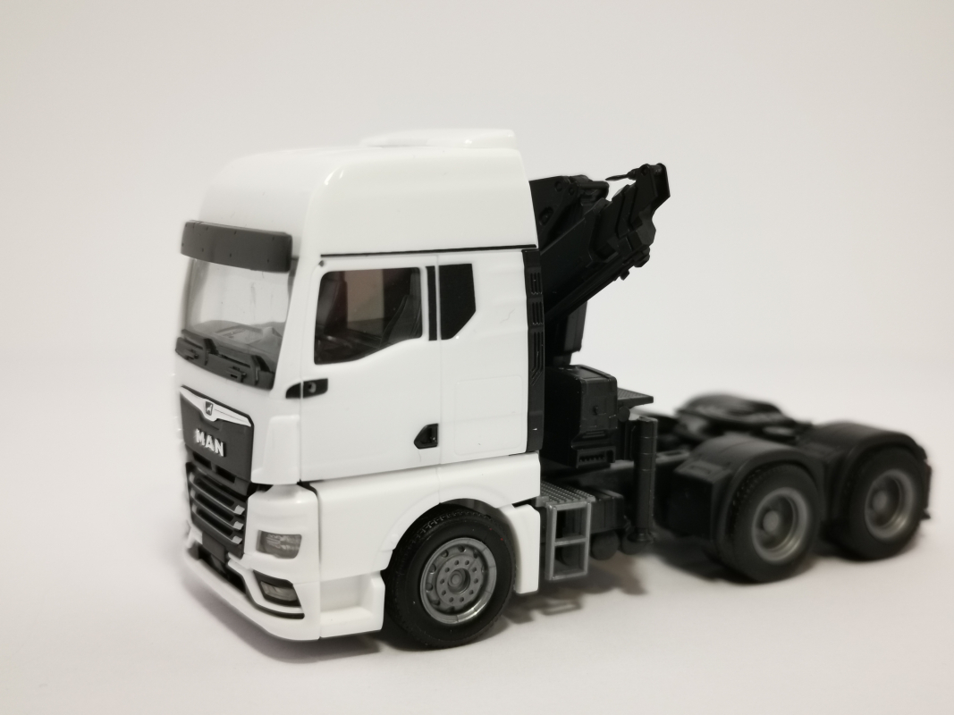 313100 MAN TGX GX 6x4 Zugmaschine mit Ladekran und ausfahrbaren Stützen, weiß Herpa