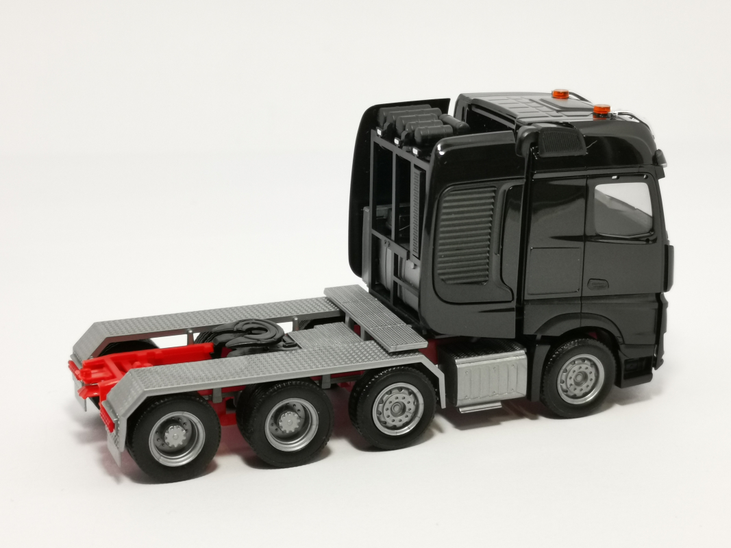 307734 Mercedes-Benz Arocs Bigspace Schwerlastzugmaschine, schwarz 004 Herpa