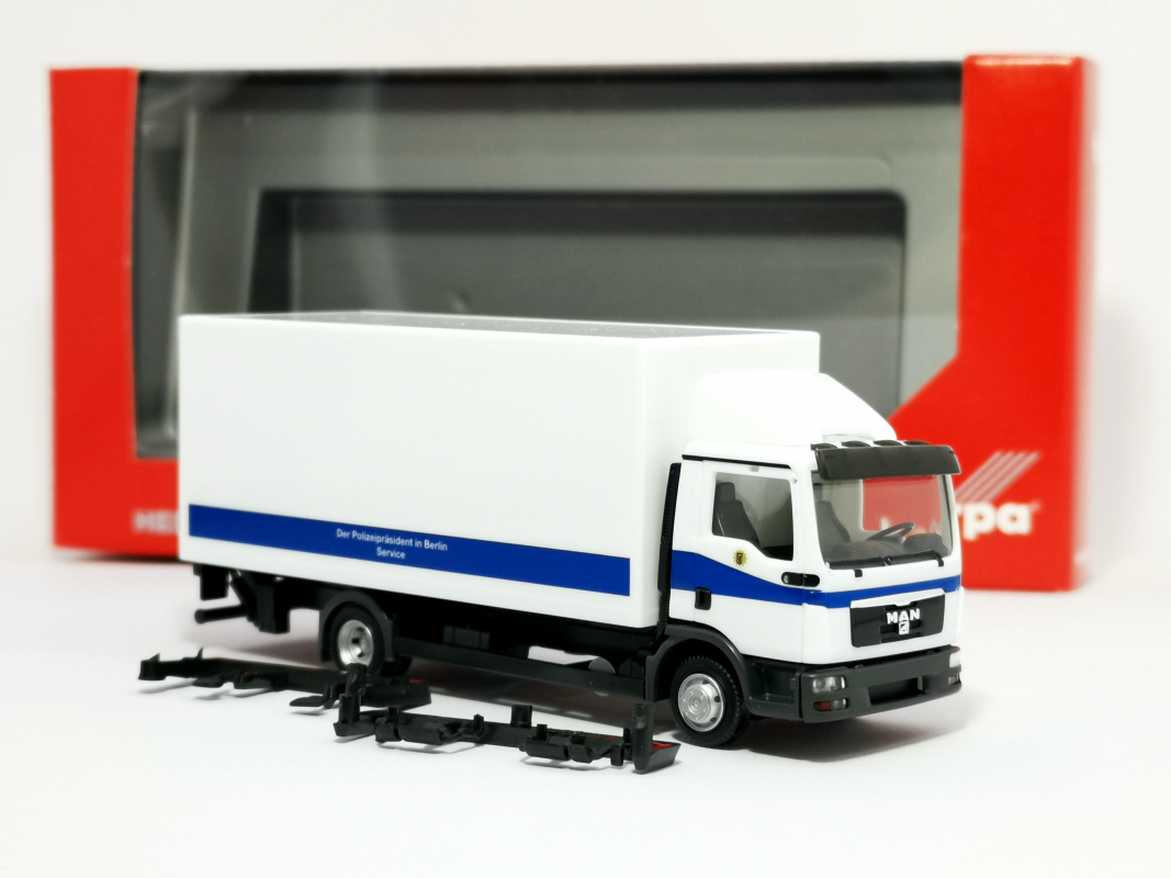 095648 MAN TGL Koffer-LKW mit Ladebordwand "Polizei Berlin" *Restbestand* Herpa