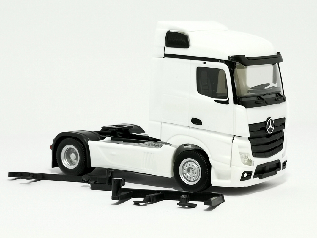 309226 Mercedes-Benz Actros Streamspace 2.5, weiß Herpa