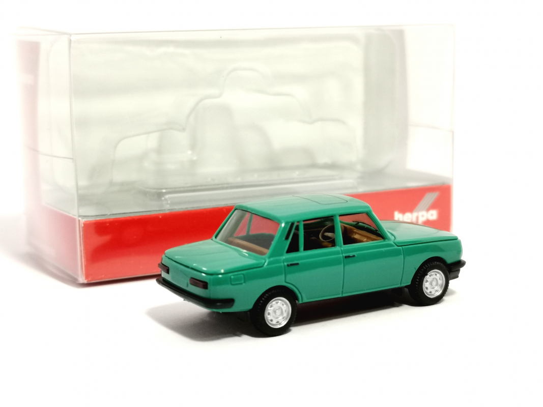 420396-002 Wartburg 353‘84 Limousine, patinagrün Herpa