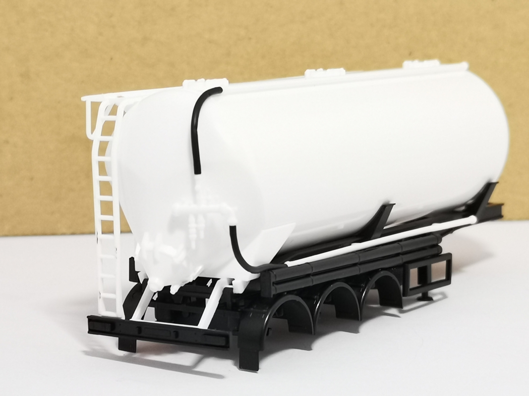 Tankauflieger Feldbinder 42m³, weiß/schwarz ohne Felgen Herpa