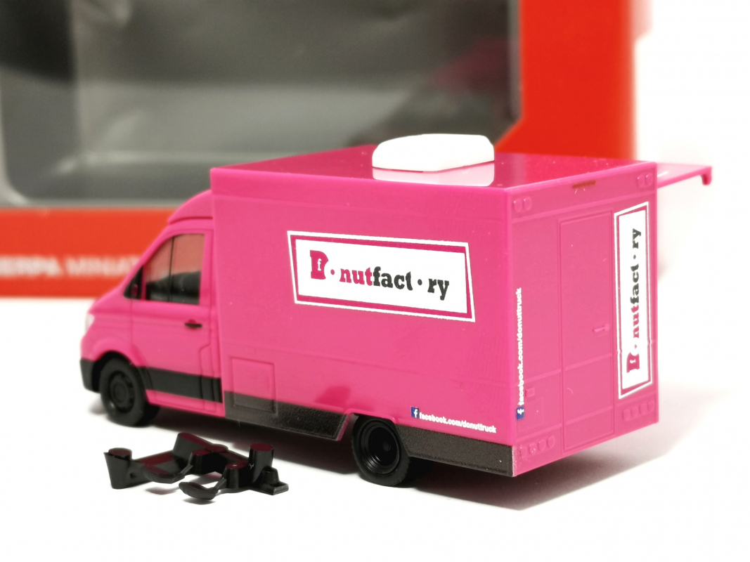 095990 VW Crafter Foodtruck „Donutfactory“ Herpa