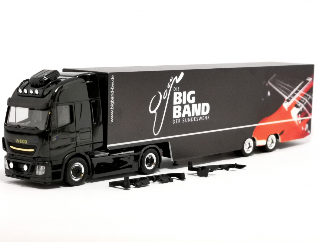 746694 Iveco Stralis Xp Koffer Sz "Big Band der Bundeswehr" Herpa