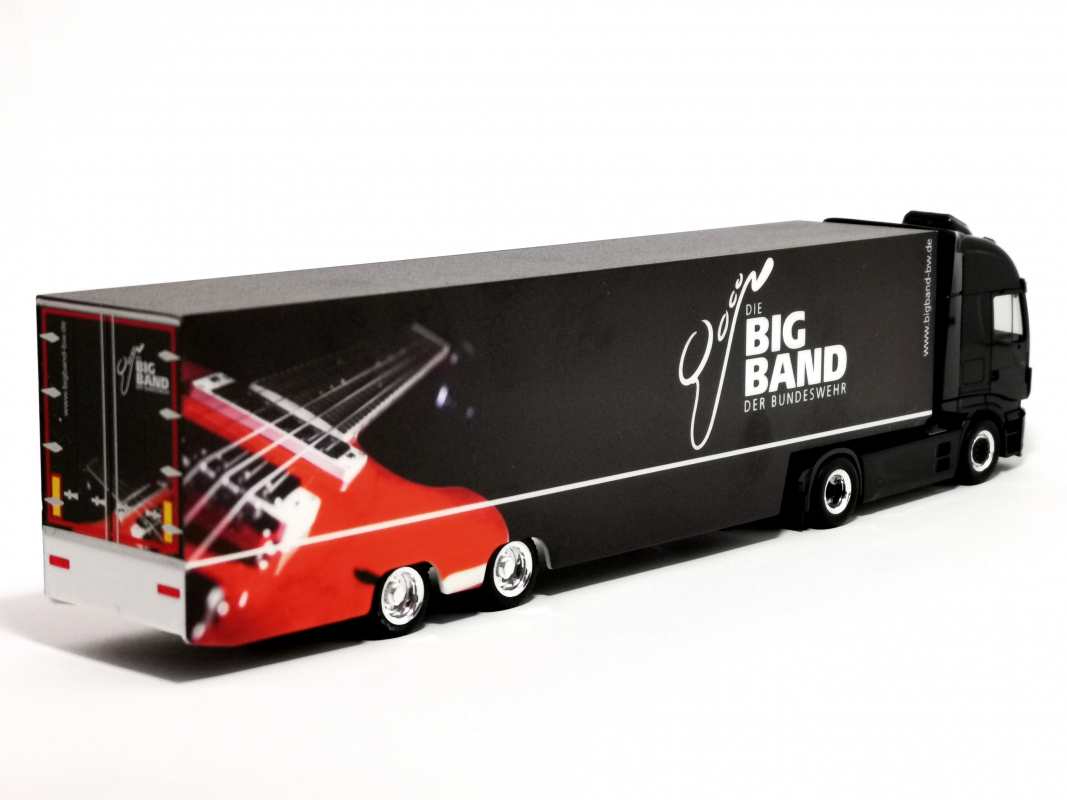 Preview: 746694 Iveco Stralis Xp Koffer Sz "Big Band der Bundeswehr" Herpa