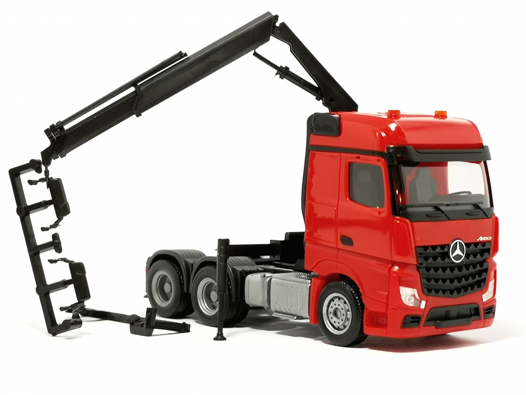 313315 Mercedes-Benz Arocs 6x4 Zugmaschine mit Ladekran, rot Herpa