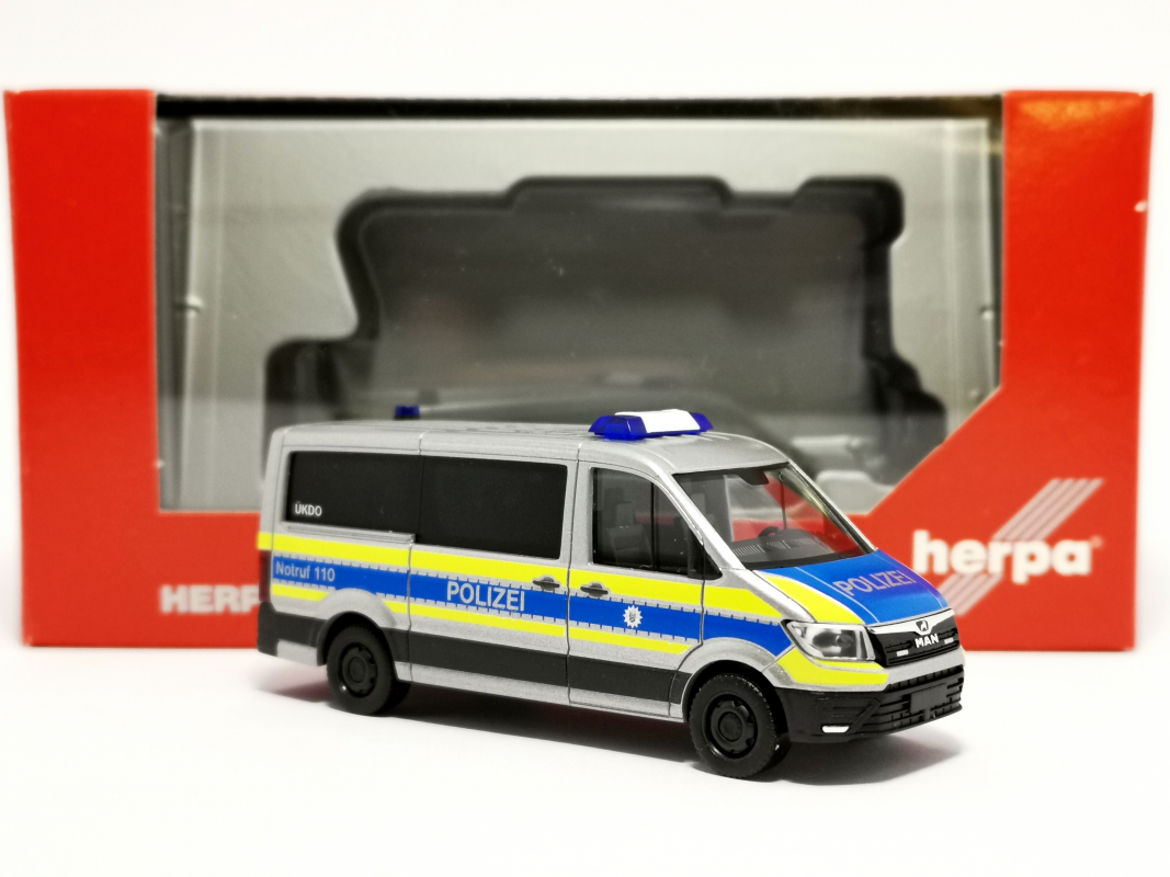 096195 MAN TGE Bus FD „Polizei Wiesbaden“ Herpa