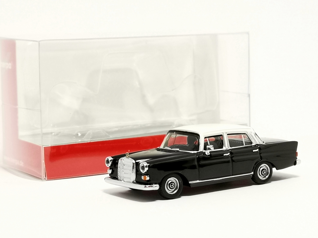 430739-002 Mercedes-Benz 200 Heckflosse, schwarz/weiß Herpa