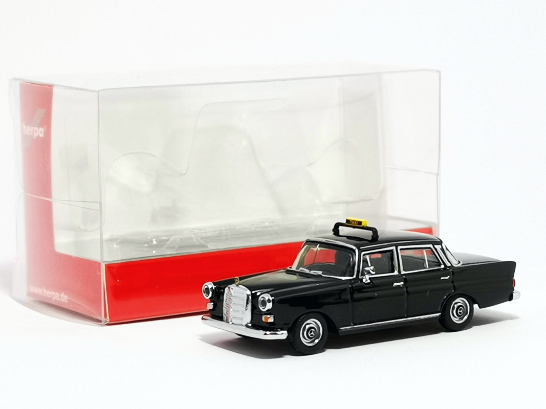 095686 Mercedes-Benz 200 Heckflosse "Taxi", schwarz Herpa