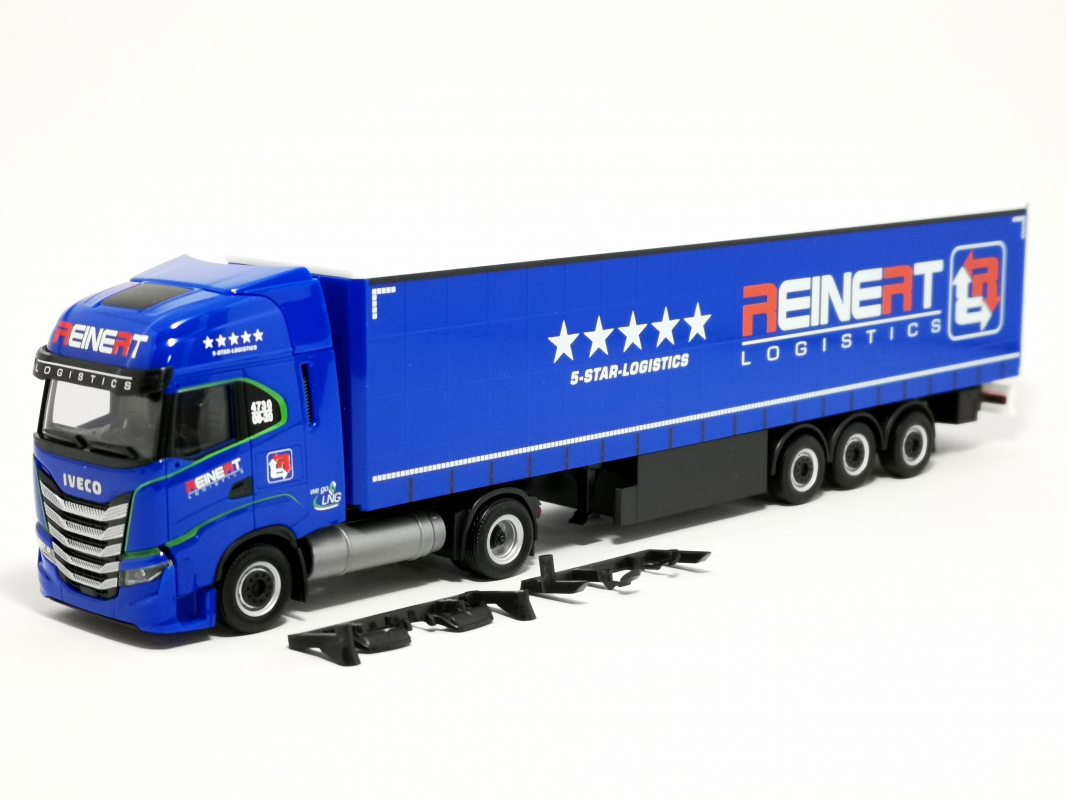 313889 Iveco S-Way LNG Gardinenplanen-Sattelzug „Reinert Logistics“ Herpa
