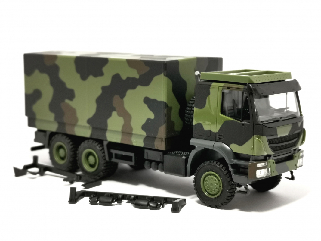 746786 Iveco Trakker 6x6 mit Wechselaufbau Flecktarndesign „Bundeswehr“ Herpa