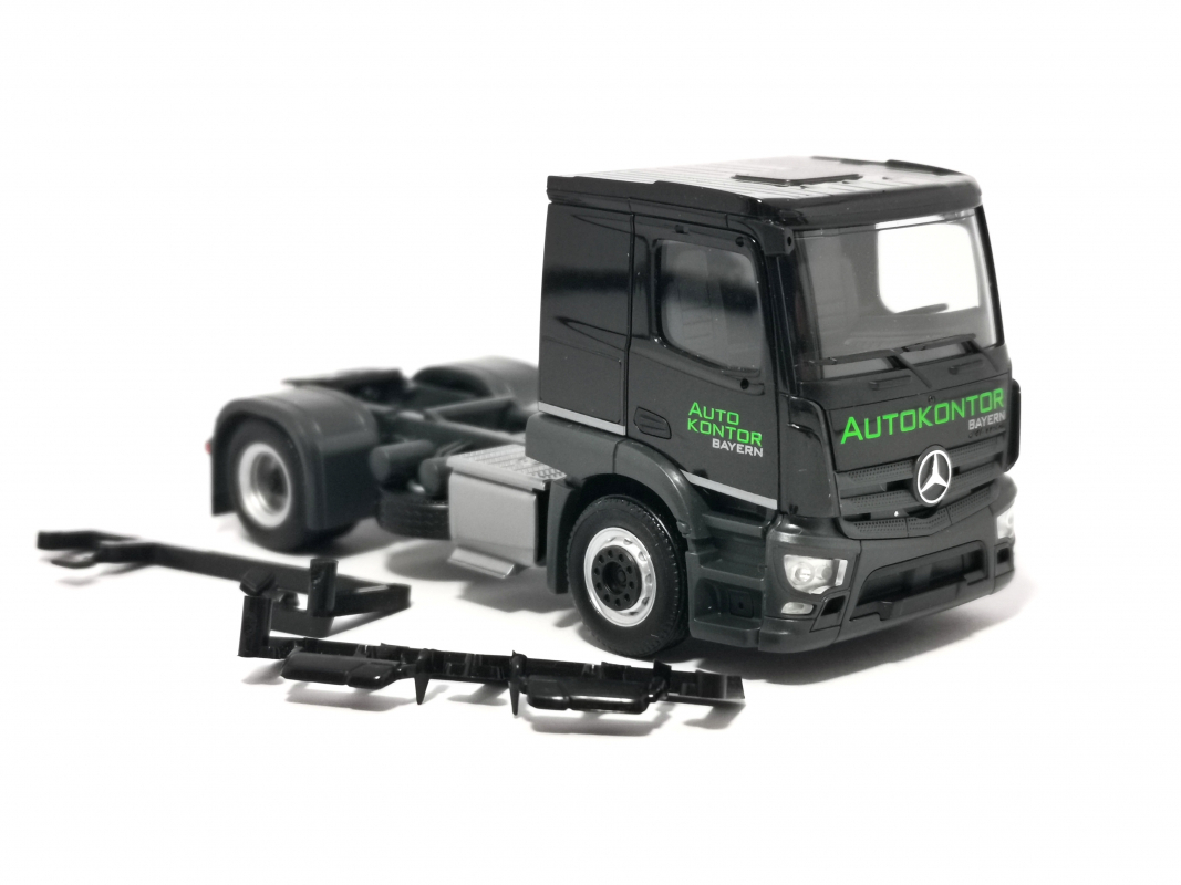 Mb Actros classicspace Zugmaschine "Autokontor" Herpa/SALE